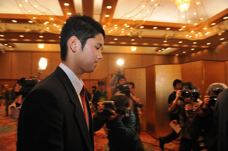 2012年11月26日、「高卒メジャー行き」を表明していた大谷翔平が栗山監督との対面交渉に臨む　©Takashi Shimizu