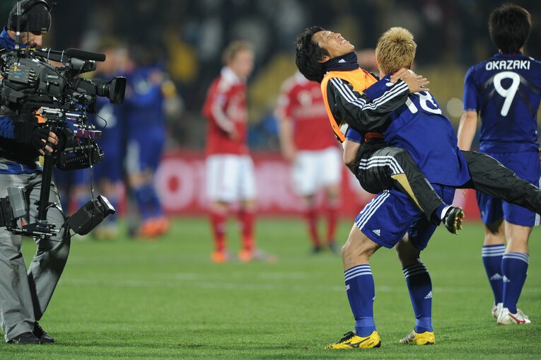 2010年南アフリカW杯。デンマーク戦で大活躍した本田圭佑に抱きつく中村憲剛　©JMPA
