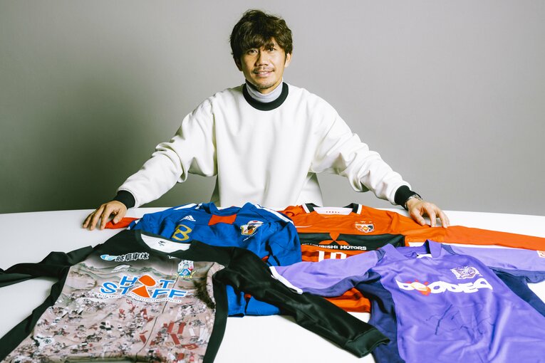 柏木は所属クラブと日本代表ユニフォームをインタビューのために持参してくれた　©Kiichi Matsumoto