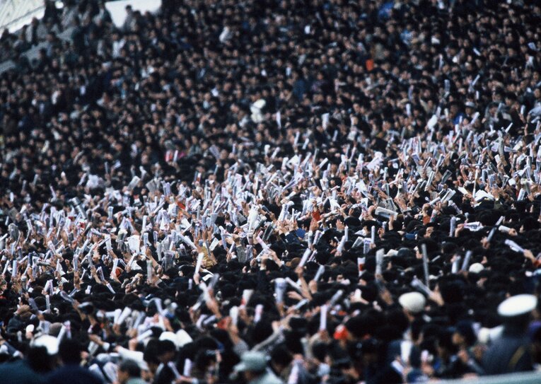 1994年、ナリタブライアンが優勝した第39回有馬記念当日の中山競馬場。コロナ禍でスタンドを埋めることは叶わなくても、年末のグランプリはファンにとって特別なレースだ　©BUNGEISHUNJU