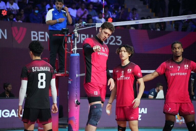 ドミトリー・ムセルスキー（13番）やデ・アルマス アライン（7番）といった豪華なアタッカー陣を操るセッター大宅真樹　©︎SUNTORY SUNBIRDS