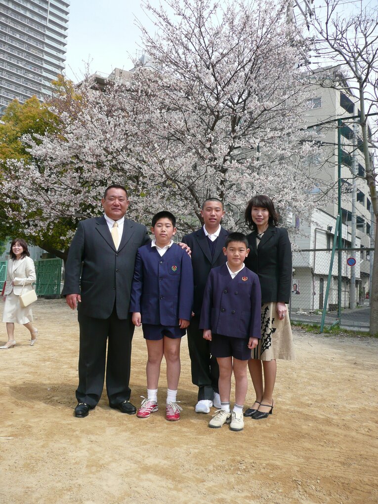 家族での記念撮影（父・東慶さん提供）