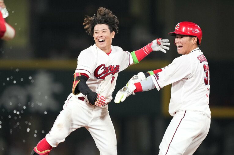 開幕戦でサヨナラ安打を放ち祝福を受ける勝田（左） ／ photograph by Sankei Shimbun
