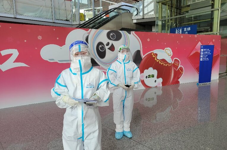 防護服に身を包みながらも、歓迎の意を示す現地のスタッフ ／ photograph by Takaomi Matsubara