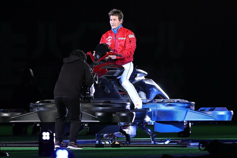 2022年の開幕セレモニーで、「ホバーバイク」に乗って登場した日本ハム・新庄監督　©JIJI PRESS