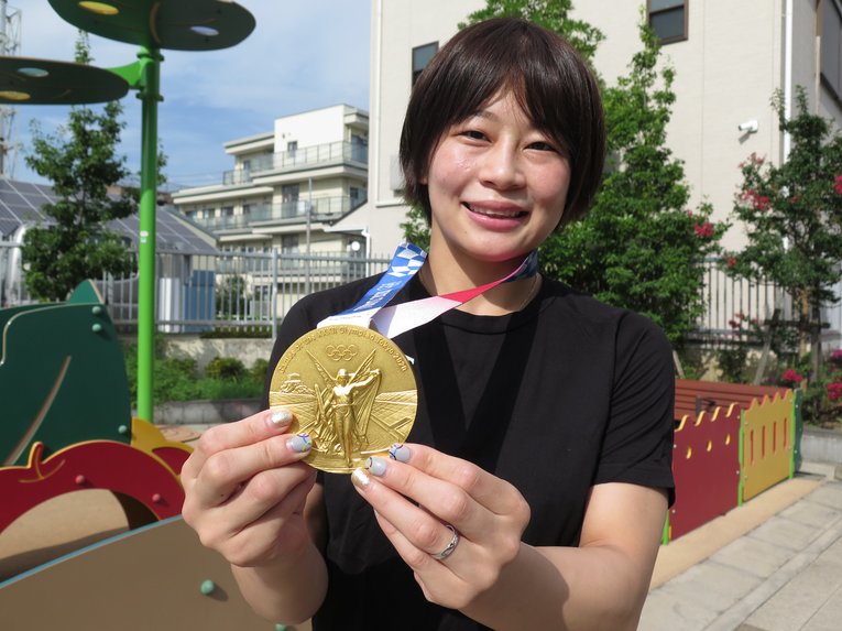 金メダルを手に笑顔の向田真優©Koji Fuse