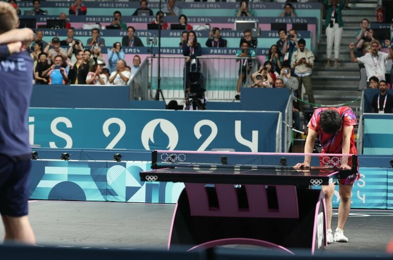 男子卓球団体準決勝、第5戦でスウェーデンのケルベリに大逆転負けを喫してうなだれる張本 ／ photograph by Tetsuya Higashikawa/JMPA