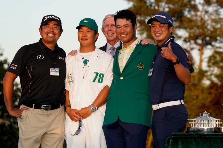 マスターズを制覇した松山英樹。グリーンジャケットを羽織った後、サポートしてくれた飯田光輝トレーナー、早藤将太キャディ、目澤秀憲コーチを呼び寄せ写真に収まった ／ photograph by AP/AFLO