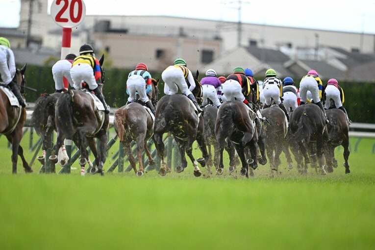 1コーナーを回る精鋭18頭　©Keiji Ishikawa