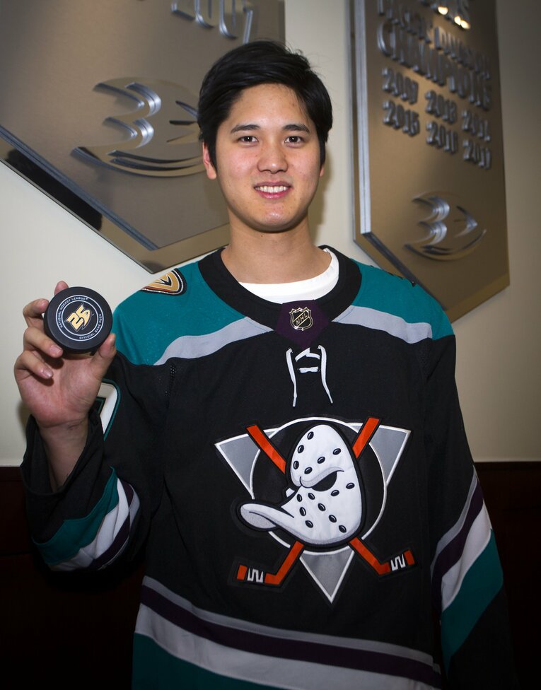 アナハイムのアイスホッケーチーム、ダックスのユニフォームを着る大谷（2019年）　©Getty Images