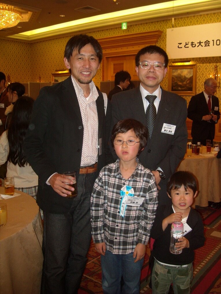 伊藤匠新四段（真ん中）と伊藤の父（後列左）、勝又七段（後列右）