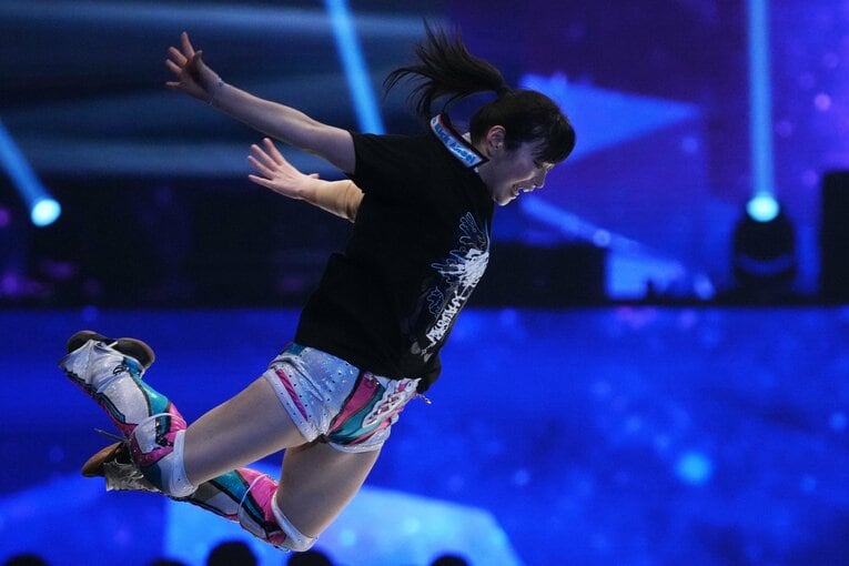 乱入したH.A.T.E.にプランチャを浴びせるさくらあや　©Masashi Hara