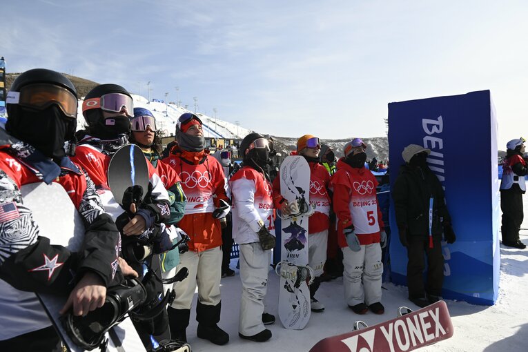 平野歩夢の演技を見守る選手たち（真ん中13番が海祝）　©️Asami Enomoto/JMPA