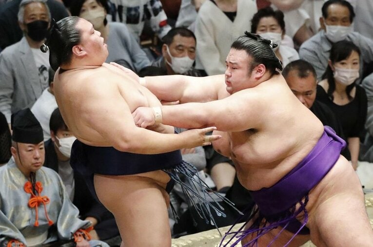 14日目 、大関貴景勝（右）が押し出しで大関御嶽海を破る。貴景勝が8勝7敗、御嶽海が6勝9敗と厳しい場所になった ／ photograph by KYODO