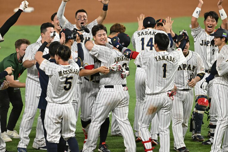 期待に応えサヨナラ打を放った村上　©Naoya Sanuki