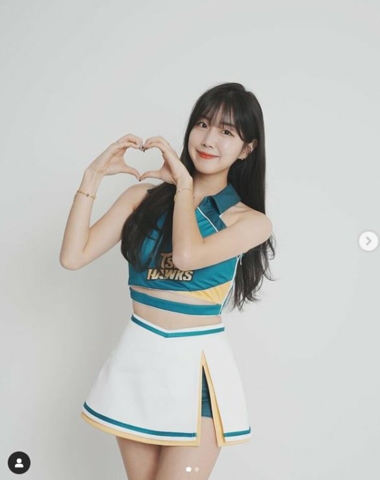 「日本でも大人気…中には韓流アイドルも！」小野寺の所属する台鋼ホークス・チアリーダーたち／公式インスタグラムより