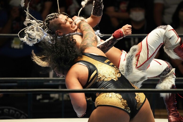 ナイチンゲールのパワー・ラリアット　©Essei Hara