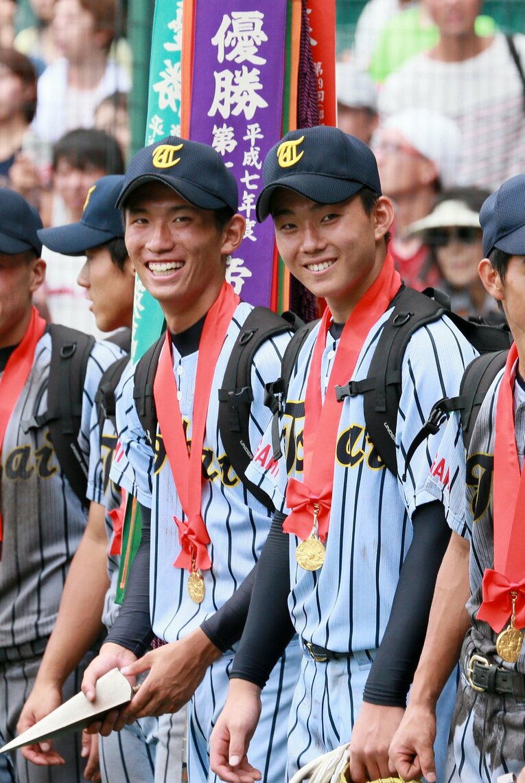 東海大相模高では小笠原慎之介（右）とともに全国制覇を達成した吉田凌（2015年夏）　©︎Sankei Shimbun
