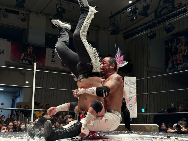 スワイプすると「エル・デスペラードvs葛西純」など激闘写真をご覧になれます　©Norihiro Hashimoto