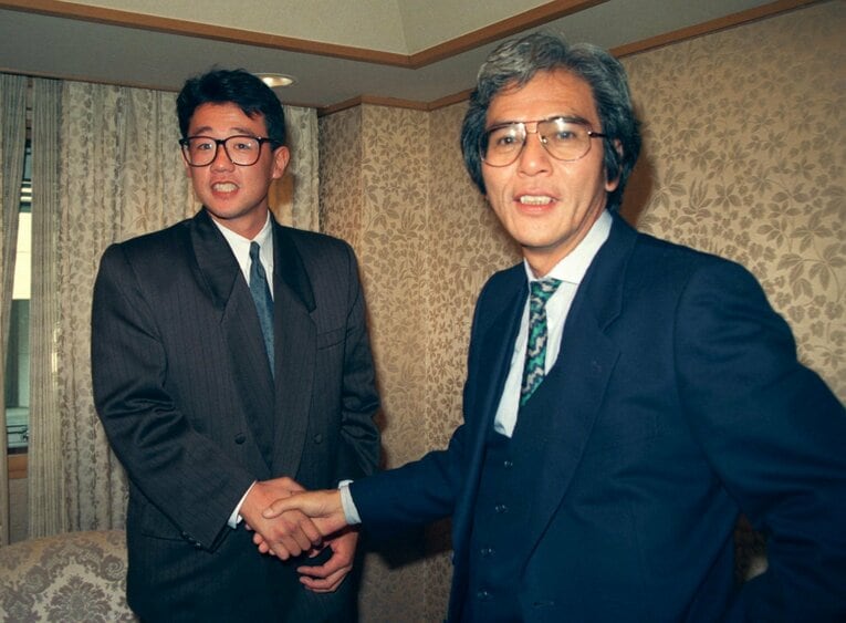 写真は1989年12月。ヤクルトと仮契約を済ませ片岡宏雄スカウト部長（当時）と握手するドラフト2位の古田敦也（トヨタ自動車）　©Sankei Shimbun