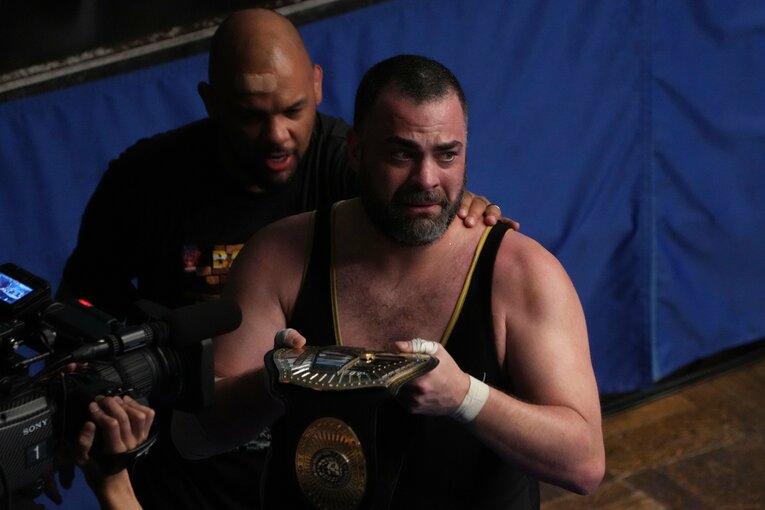 KENTAからSTRONG無差別級王座のベルトを奪取し、感極まるエディ・キングストン