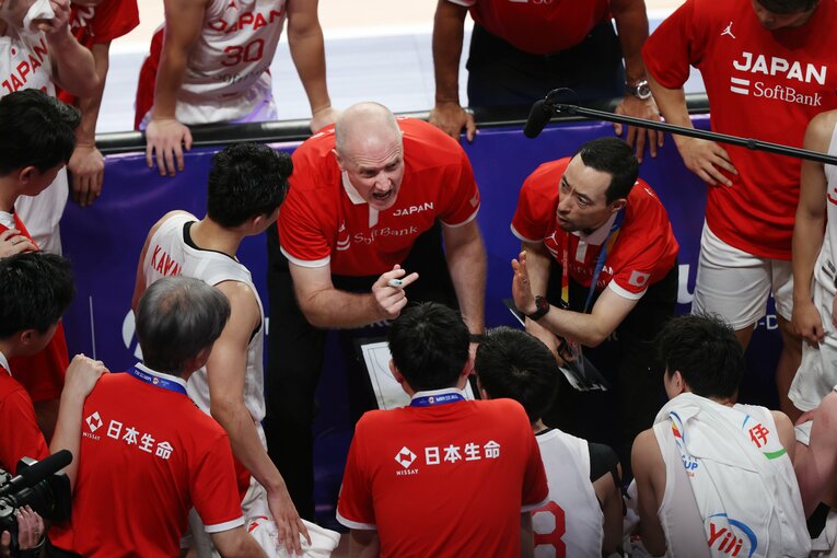 タイムアウト中のホーバスHC　©JIJI PRESS