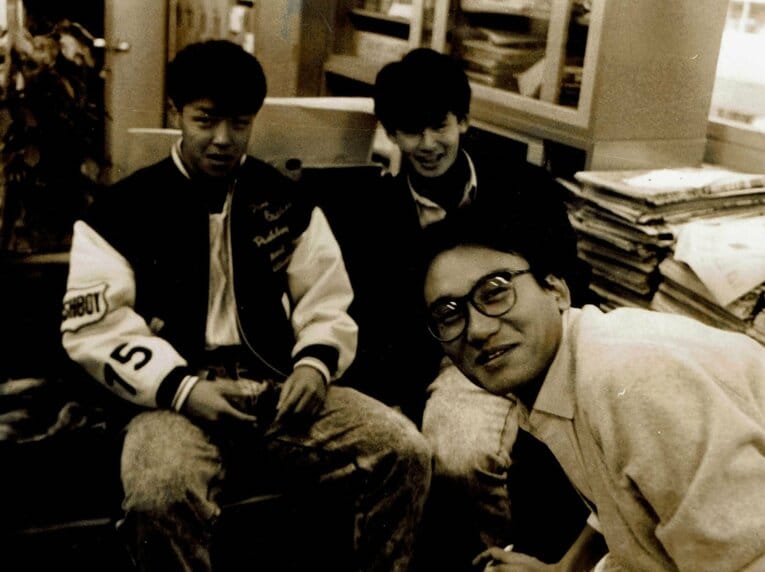 ファンに囲まれ、新聞社に逃げ込んだときの1枚。右奥が平澤、左は澤登。手前は仲の良かった記者