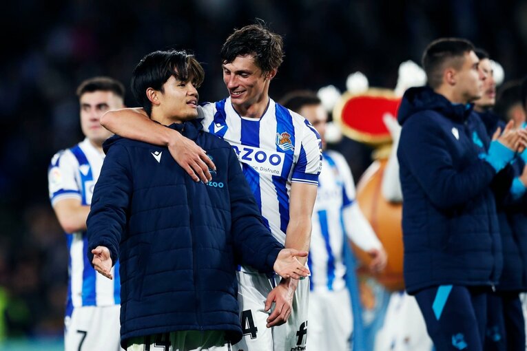 「“クボの疑惑PK”を写真で見ると」「日本代表ユニの少年も」ダービー熱狂のゴラッソ…映像で伝わりきらない“MVP久保建英”の英雄ぶり(59)