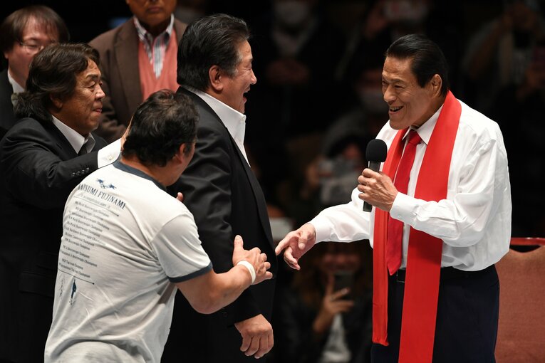 リング上に集ったアントニオ猪木、前田日明、藤波辰爾、長州力（2020年）©Masashi Hara/Getty Images