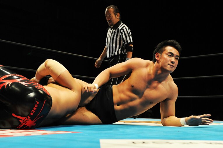 岡田かずちかの壮行試合。棚橋弘至をヘッドシザースで攻める　©Essei Hara