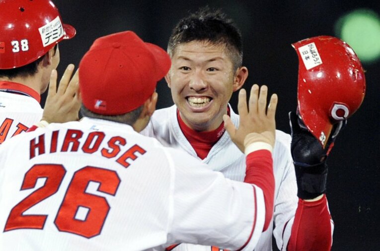 今年でプロ19年目になった広島の捕手・白濱裕太（36歳）。写真は2011年、プロ初安打となるサヨナラ打を放ち、ナインに祝福される場面 ／ photograph by KYODO