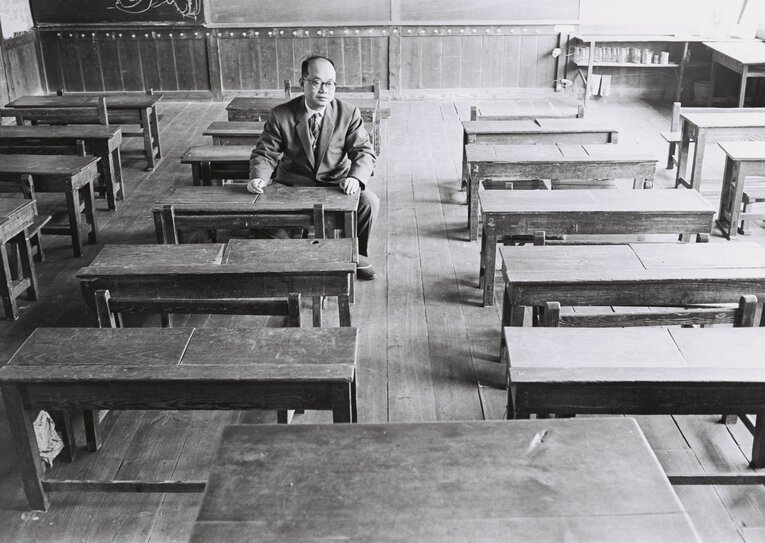 1965年、倉敷市立西阿知小学校で　©BUNGEISHUNJU