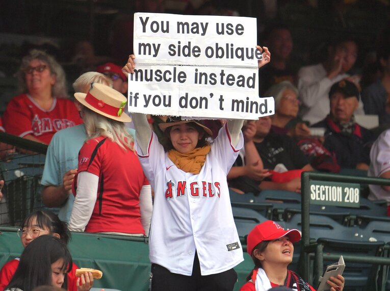 ファンの様子。「私の腹斜筋を代わりに使っていいから…」と懇願　©JIJI PRESS