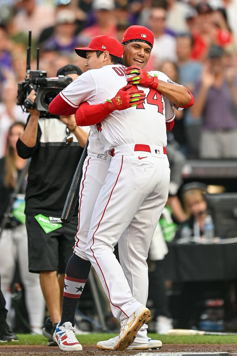 2021年、HRダービーで激戦を繰り広げたソトとハグをする大谷。横顔からは「やり切った感」が伝わってくる　©Getty Images