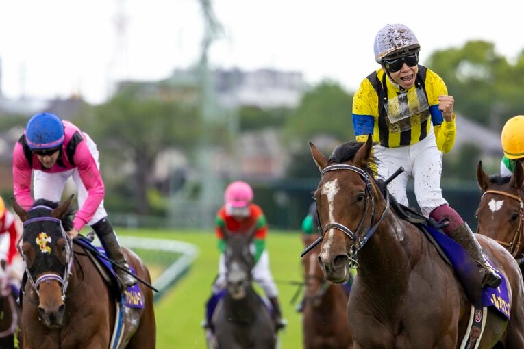 皐月賞ゴールの瞬間、横山武史は握り拳を作り吼えた。ダービーは「エフフォーリアとの忘れ物」を取り返す戦いになる　©Photostud