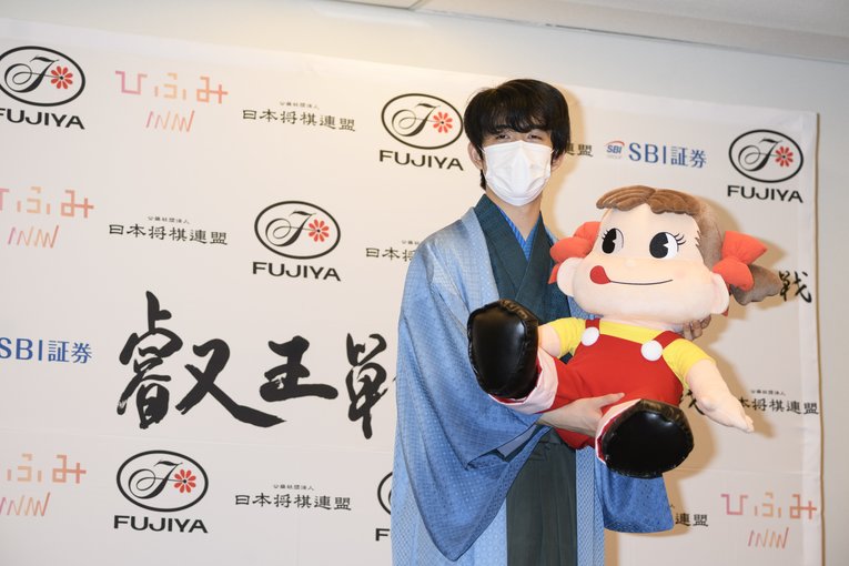 9月13日に叡王を獲得し、史上最年少三冠になった藤井聡太氏。記念のマスコット「ペコちゃん」を贈られたことも話題に　©Hirofumi Kamaya