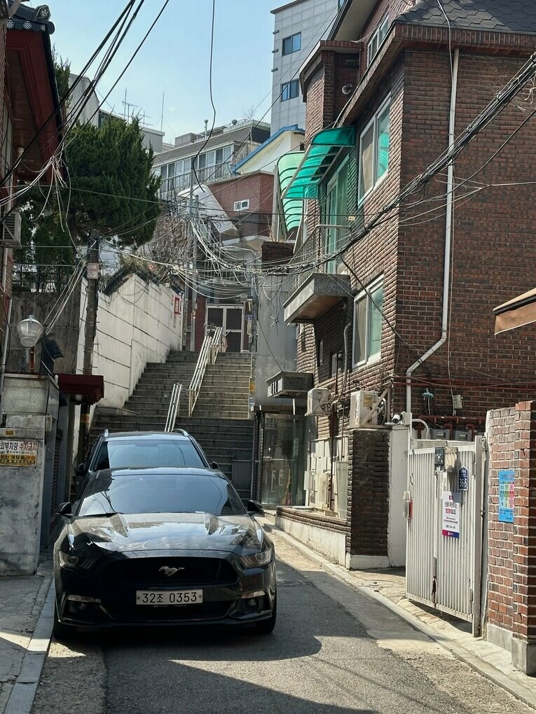 【ソウル市街地ほか…雑観】ソウルの住宅街。行き先まで近いように見えて、階段や坂が多いので息が切れる