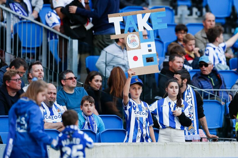 「クボはノルマル（普通）よ」辛口おばあちゃんにバルで遭遇も…カメラマンが撮った久保建英21歳の“軽快ドリブル＋母・祖母のような愛”(3)