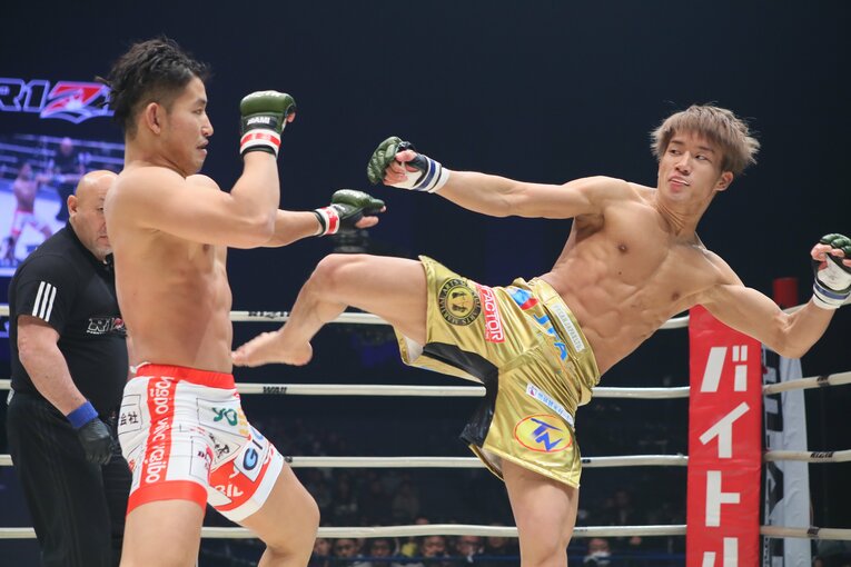 vs才賀紀左衛門（2R・TKO勝利、2017年12月29日）　©RIZIN