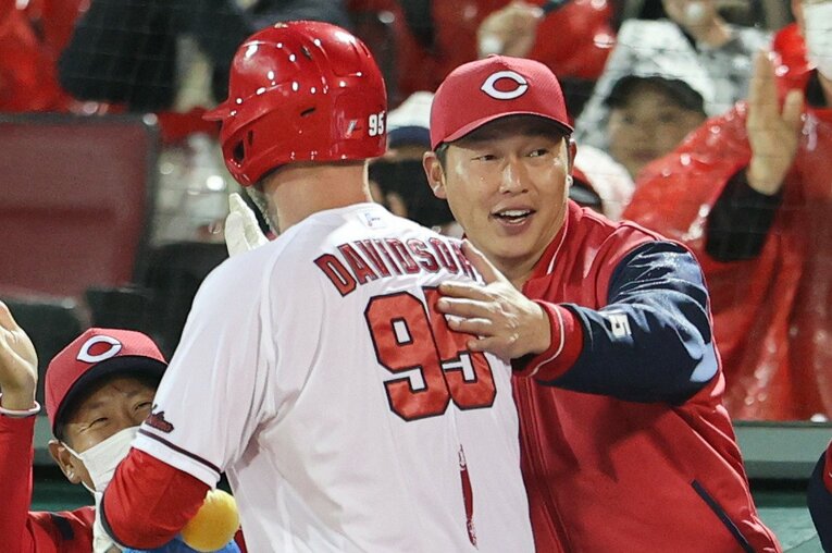 「チームは家族」を標榜する新井監督。外国人選手に対しても、その距離感は変わらない　©JIJI PRESS