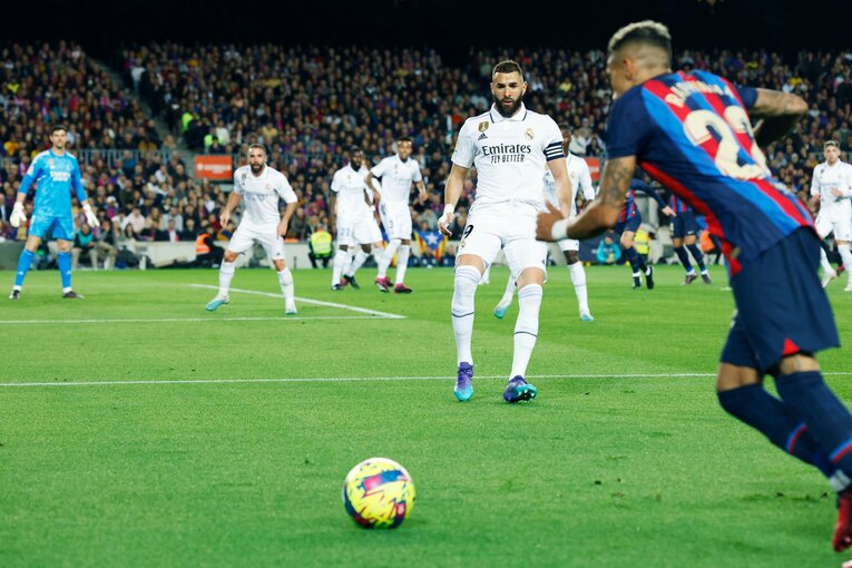 「バルサがメッシ退団後初のリーガ制覇」間近なクラシコの“喜びと憎しみ、一瞬のリスペクト”を撮った「18歳ガビが倒れたレアルDFを…」(20)