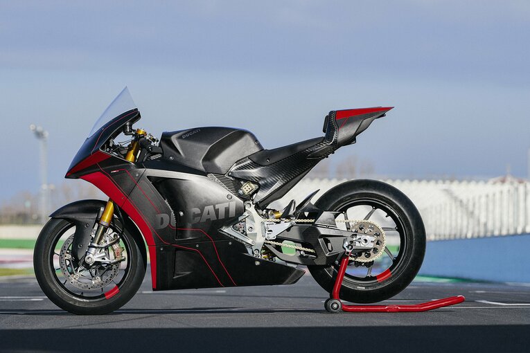 V21Lの総重量は225kg　photograph by Ducati