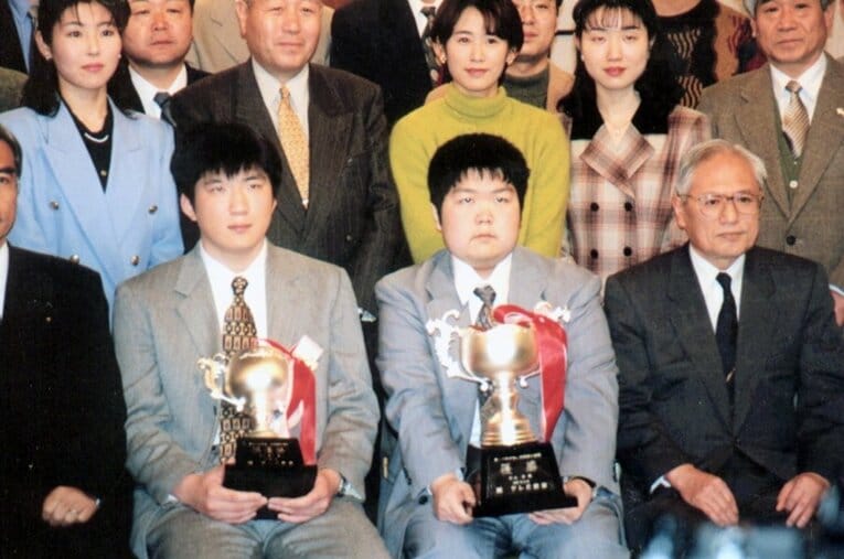 1996年度の「早指し選手権戦」で優勝し、カップを手にする村山聖八段（前列右から2人目）　©Kyodo News