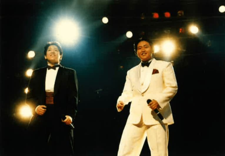 飛鳥の一方的な芸能活動停止から、再びクラッシュを始動させた2人。結成5周年の1988年にはコンサートを開いた