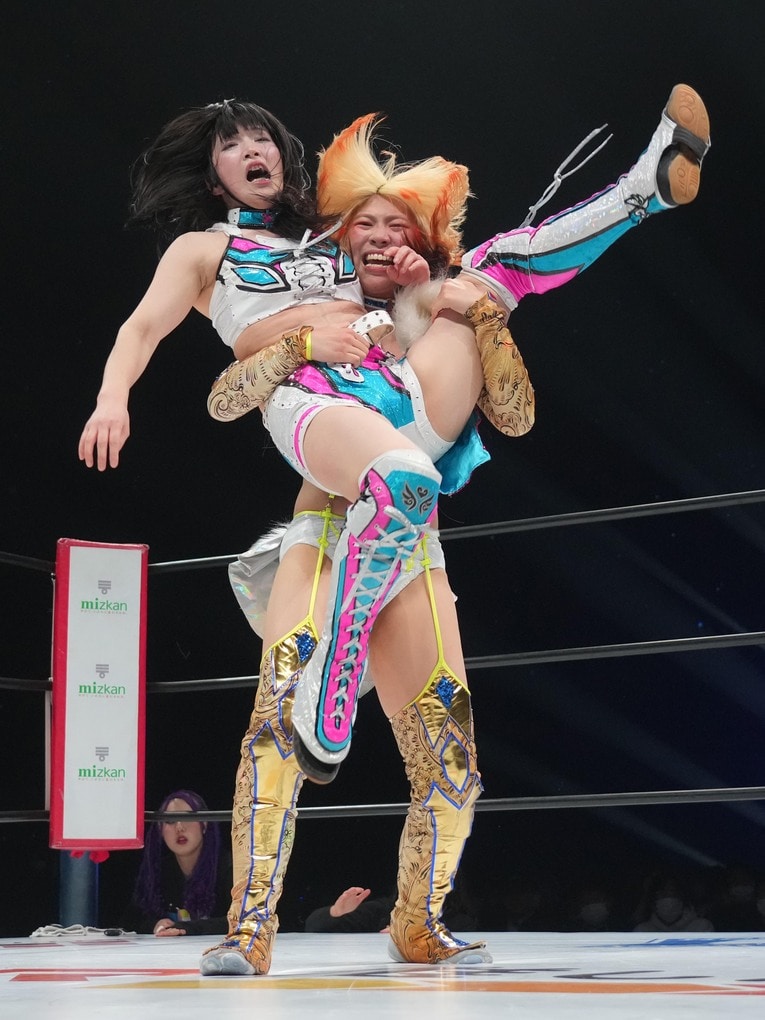 さくらあやをバックドロップに持っていく羽南　©Essei Hara