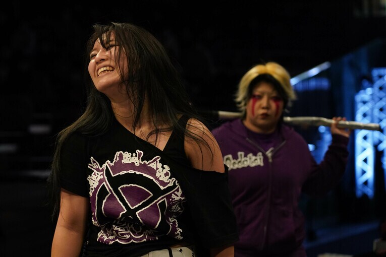 渡辺桃と大江戸隊を率いる刀羅ナツコ