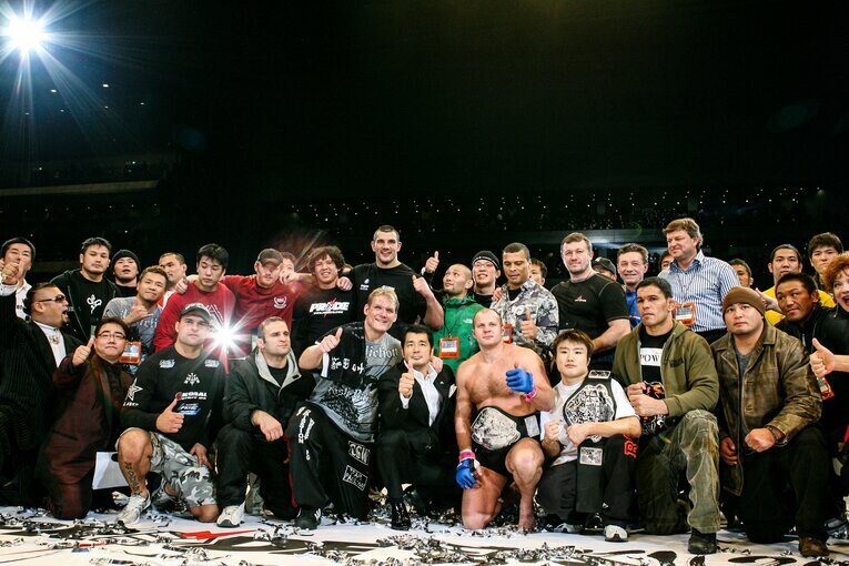 五味隆典、高田延彦、ノゲイラ、ジョシュ・バーネットらPRIDEの主要なメンバーが勢揃いした集合写真