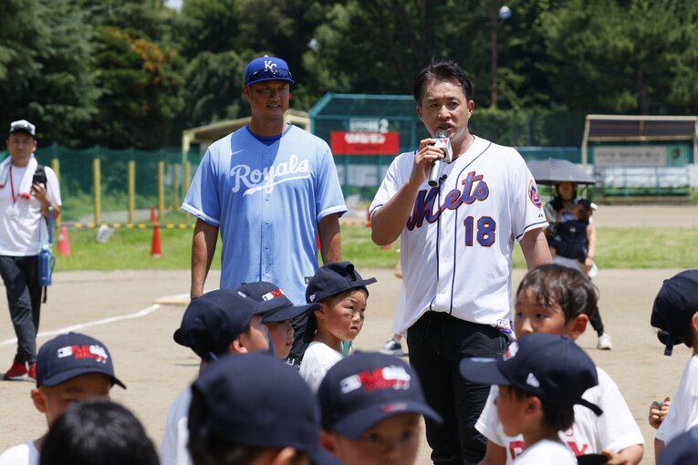 野球教室で子どもたちを教える五十嵐亮太（右）　©︎Shigeki Yamamoto