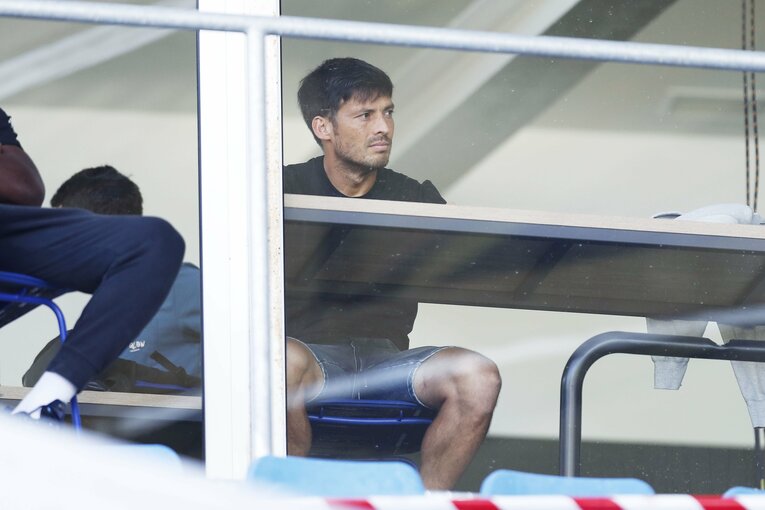 「クボは絶対フィットできる」現地ファンが期待… ソシエダ久保建英のユニ姿・力強さを日本人カメラマンがいち早く撮った〈子供に神対応〉(38)