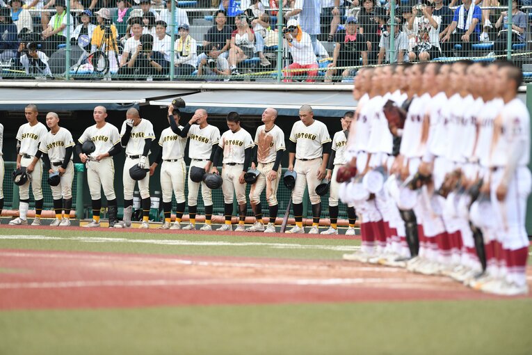 昨夏の決勝で敗れ涙する崇徳ナイン　©Kota Inoue